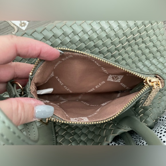 ✨🎁🎁Anne Klein Green Woven Tote Bag with Pouch✨NEW - Picture 9 of 14